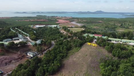 el dron sobrevuela el cuartel general del batallón militar indonesio 136 kuah sakti con vistas al mar abierto y las islas de batam y singapur