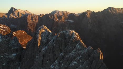 Toma-Cinematográfica-Giratoria-Del-Sol-En-La-Montaña-Mangart-En-Los-Alpes-Julianos,-Eslovenia