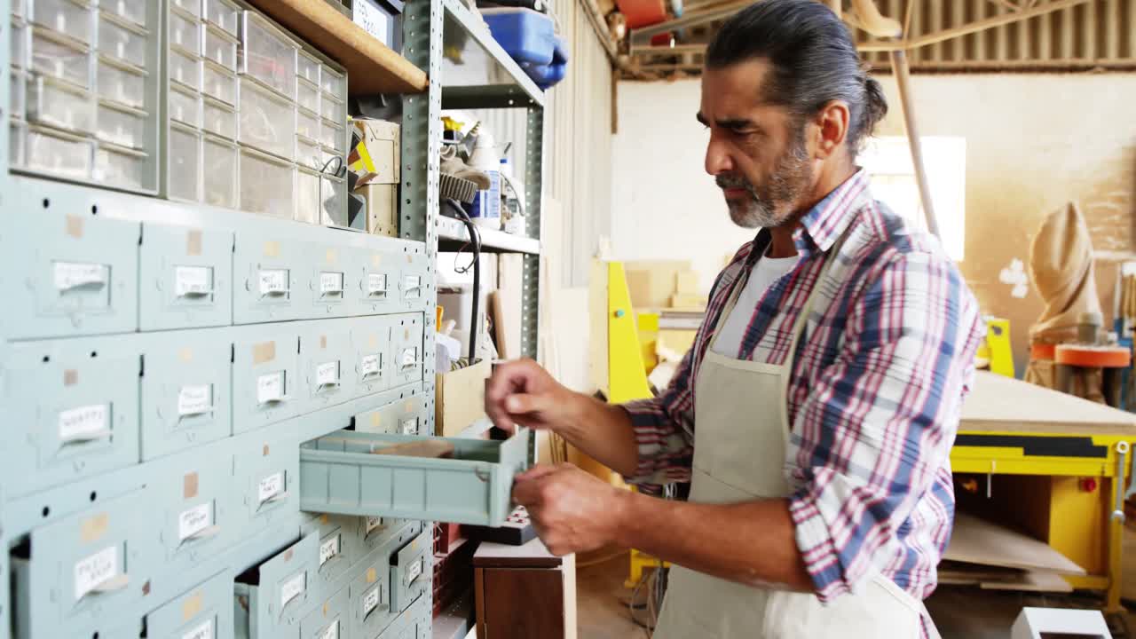 carpintero en busca de algo