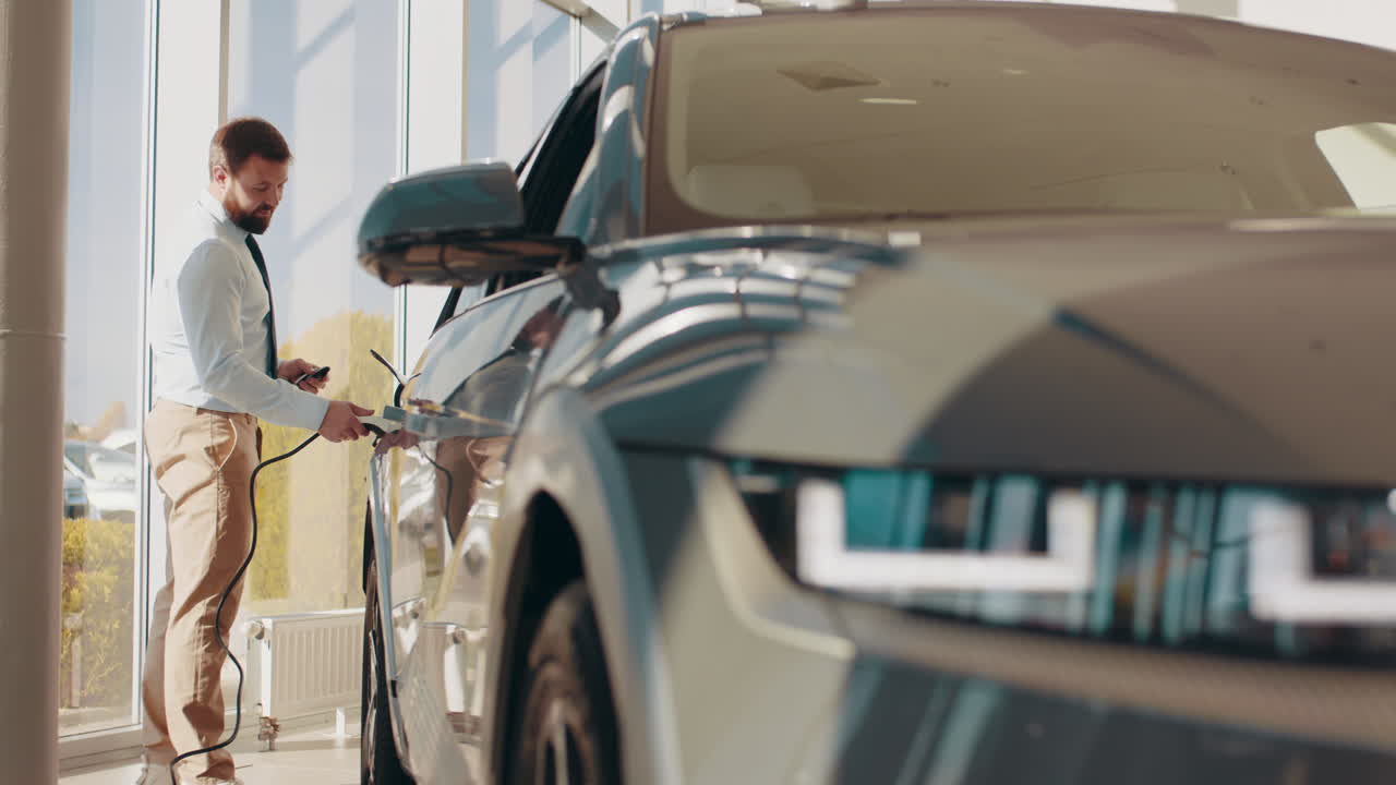 대리점 에서 전기 자동차 를 충전 하는 사람