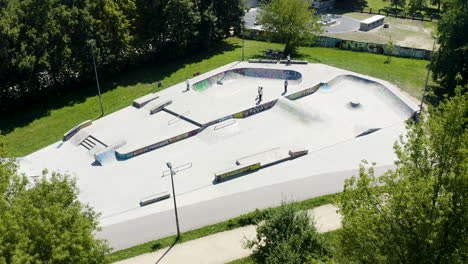 Amigos-Patinando-En-El-Parque.