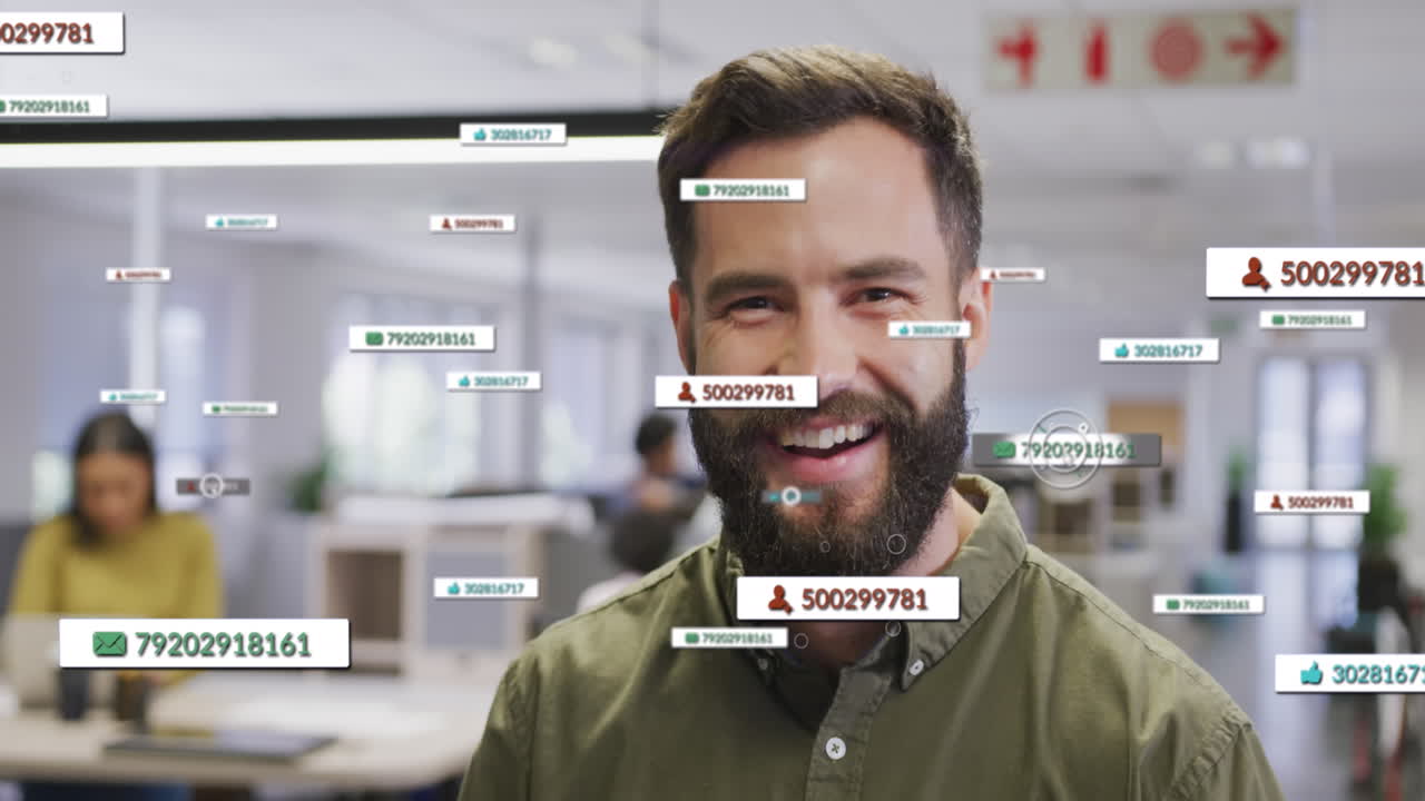 animación del procesamiento de datos de las redes sociales sobre empresario biracial