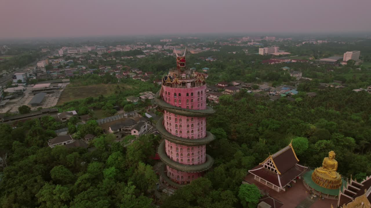 estatua del dragón en el templo de wat samphran en bangkok, disparo aéreo de drones
