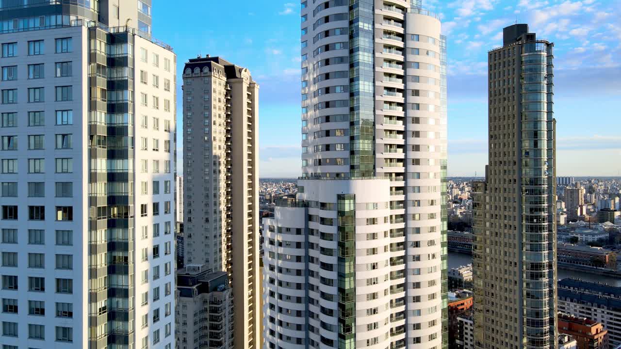 푸에르토 마데로의 4k 공중 드론 영상이 건물 호버링 샷 가까이에 있습니다.