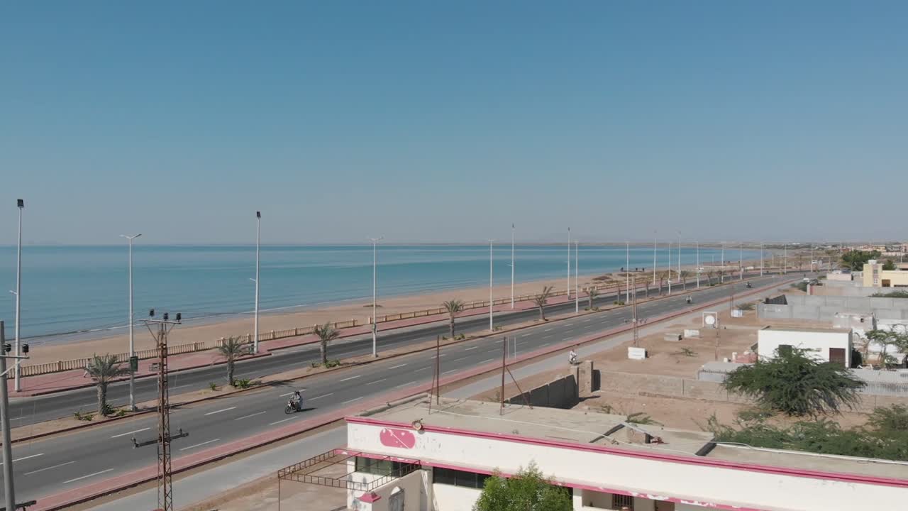 toma aérea de la calle cerca del mar durante la mañana en gwadar baluchistán