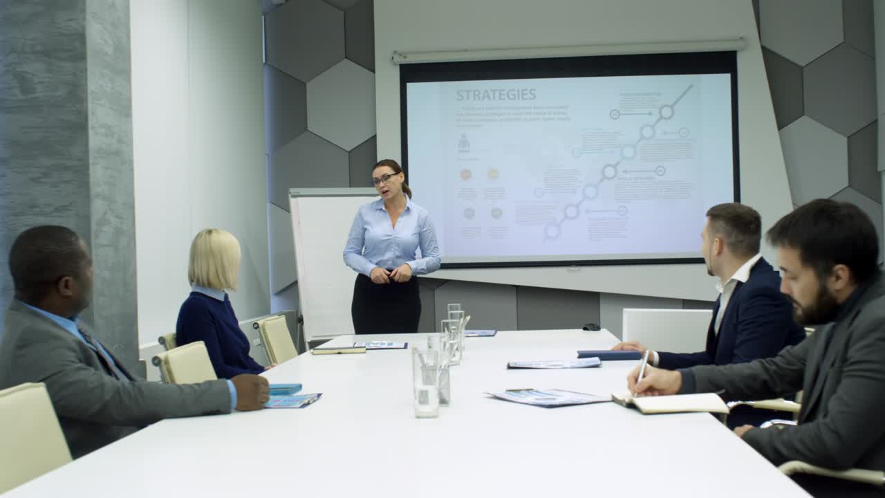 mujer de negocios experimentada haciendo una presentación en una reunión