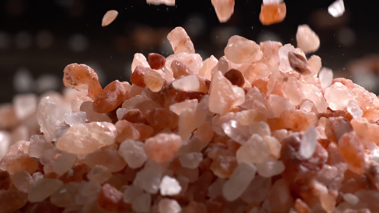 Sale rosa dell'Himalaya al rallentatore, condimento minerale naturale per cucina salutare e idee spa. Super slow motion 1500 fps