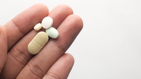 un puñado de pastillas de colores