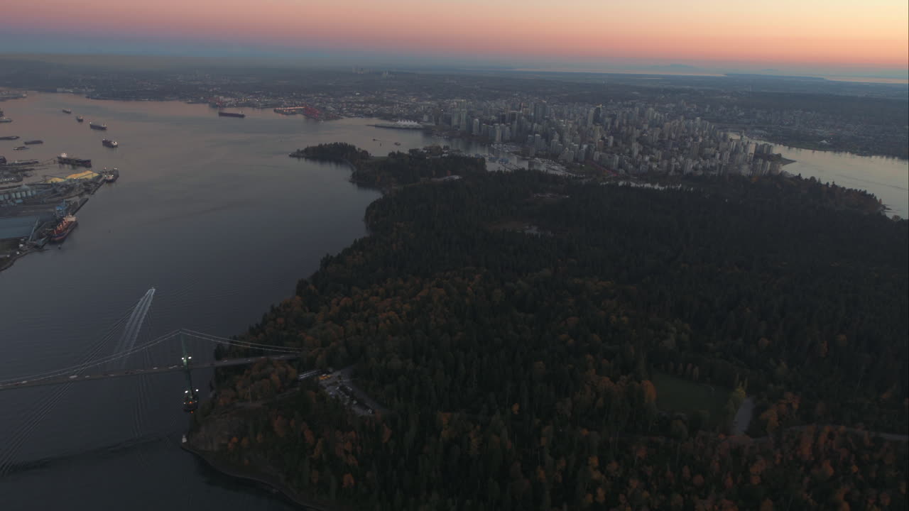 plano general aéreo del centro de vancouver desde stanley park, anochecer