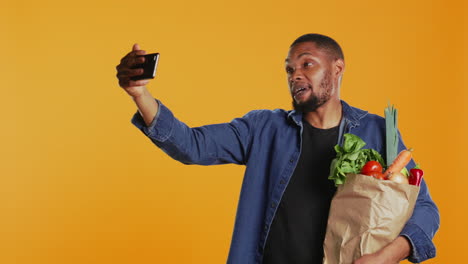 hombre afroamericano recomendando alimentos de origen ético del mercado de agricultores