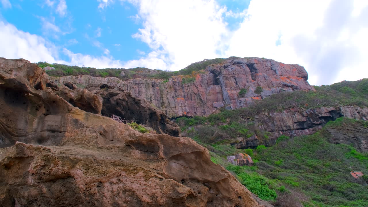 Antiche scogliere costiere storiche lungo il sentiero circolare della Riserva Naturale di Robberg