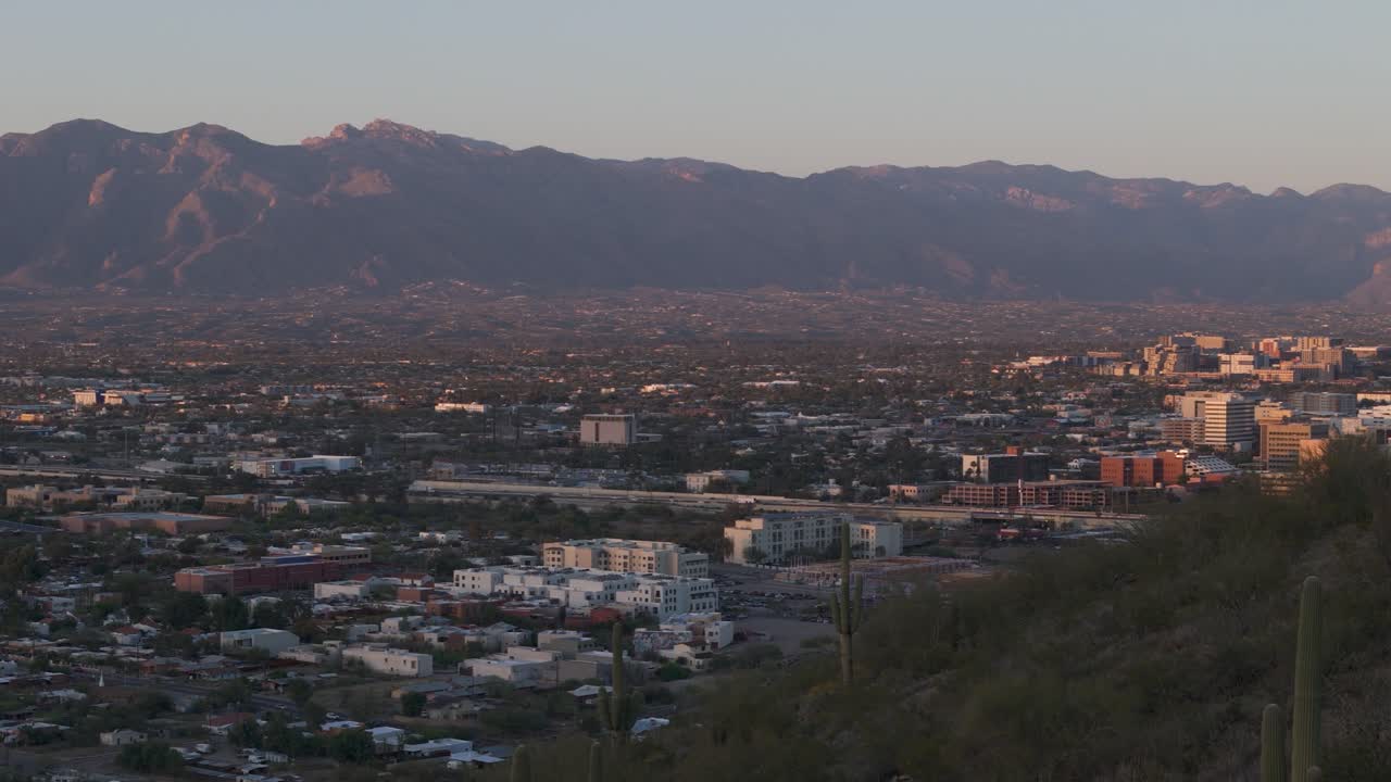 Tucson Arizona bymidte skyline luftfoto med bjerge ved solnedgang