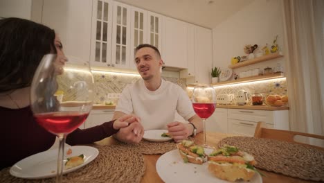 una pareja enamorada haciendo un sándwich en la cocina de la sala de estar