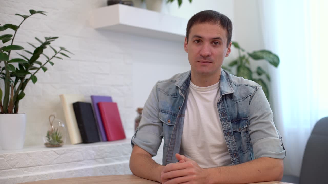 hombre de negocios haciendo una llamada de video, mirando a la cámara y hablando, discutiendo estrategia con socios en línea, entrenador de negocios milenario mentor grabando webinar, gerente de recursos humanos realizando una entrevista de trabajo a distancia