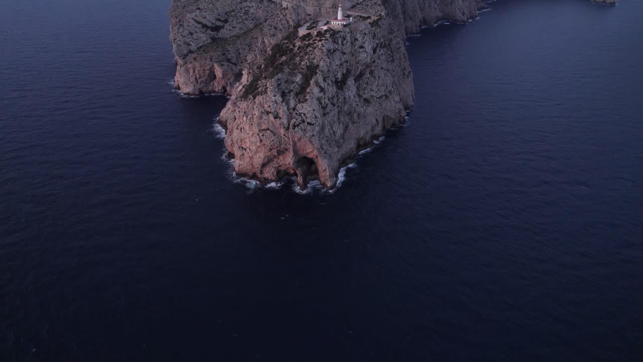 Alba a Cap Formentor sulle scogliere, Spagna