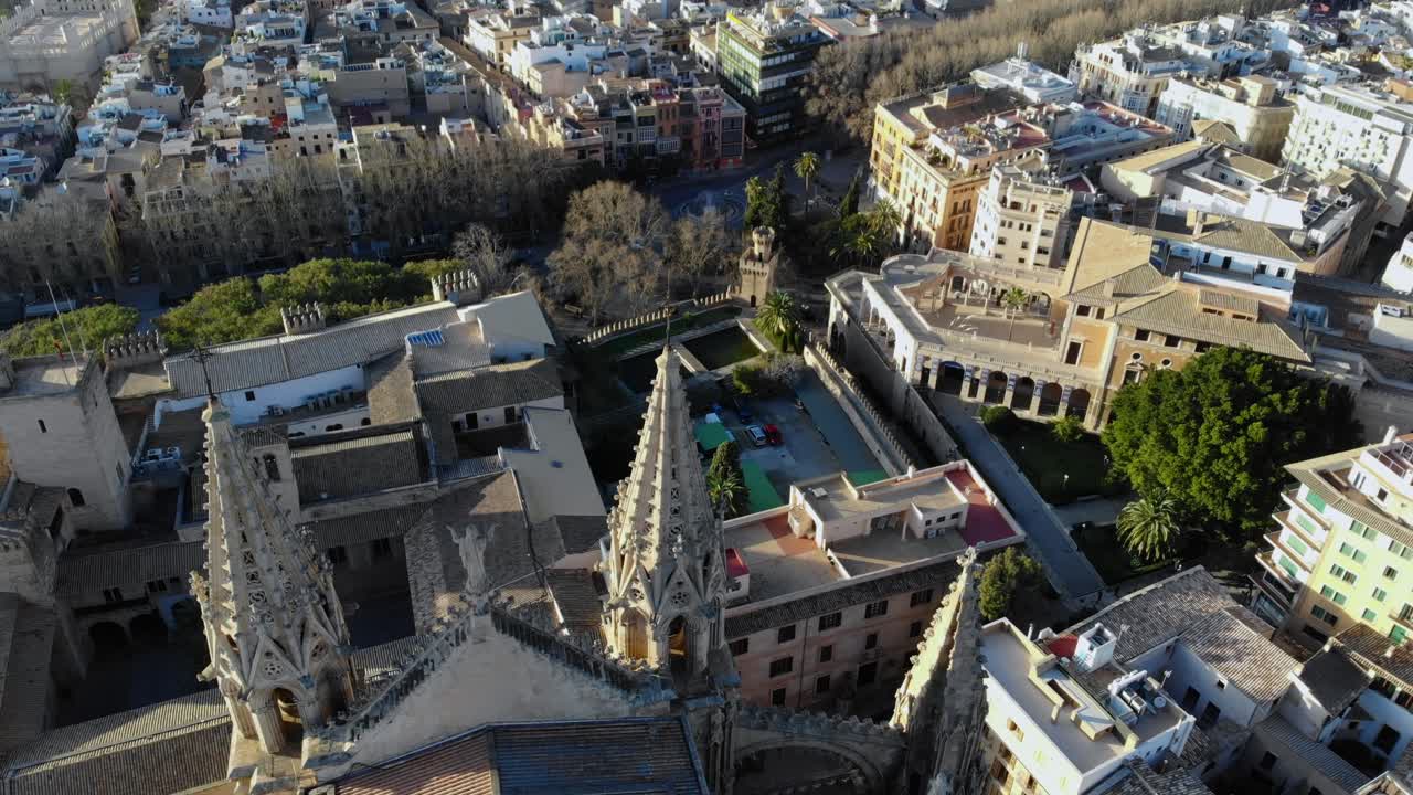 팔마 데 마요르카 대성당 위로 드론 틸팅