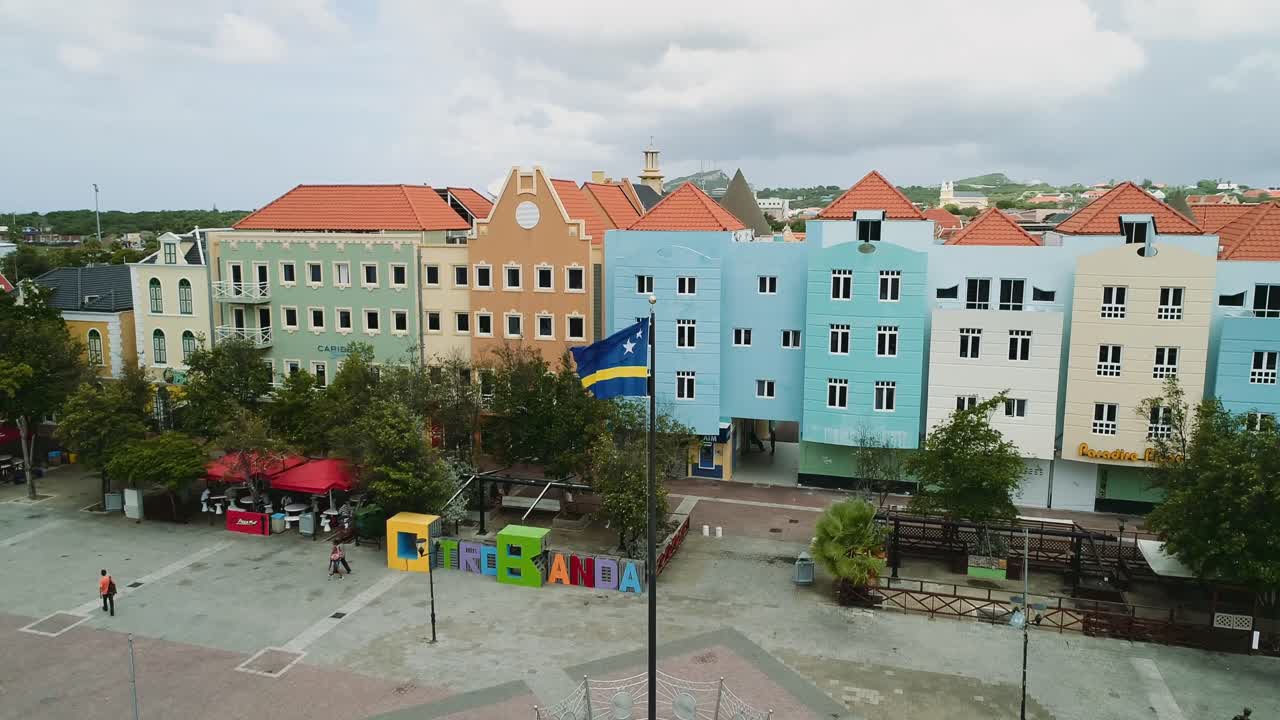 otrobanda 구시가지 건물의 조감도 otrobanda는 밝게 칠해진 식민지 시대 건물, 생생한 거리 예술, 배가 늘어선 해안가를 특징으로 합니다.