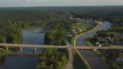 Lockhart-River,-South-Carolina,-Von-Einer-Straße-überquert