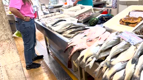 El-Hombre-Selecciona-Cuidadosamente-Mariscos-Frescos-Para-Cenar-En-El-Mercado-De-Cascais.