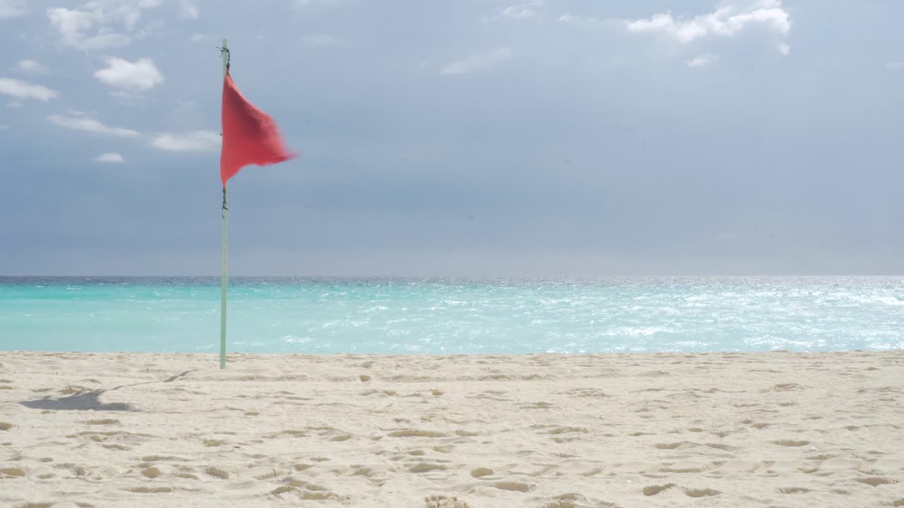 Bandiera rossa sulla spiaggia a Cancun