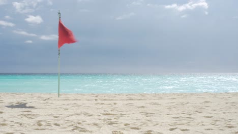 rote fahne am strand von cancun