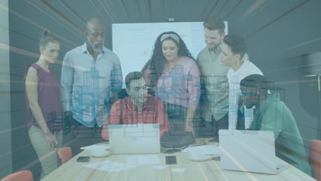 animación del procesamiento de datos financieros sobre diversas personas de negocios en la oficina