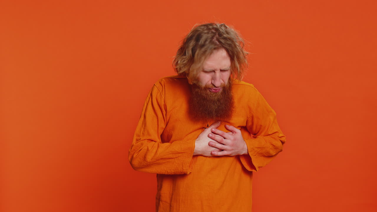 estresado joven enfermo sufre de tensión sosteniendo el pecho con dolor de corazón ataque riesgo de derrame cerebral