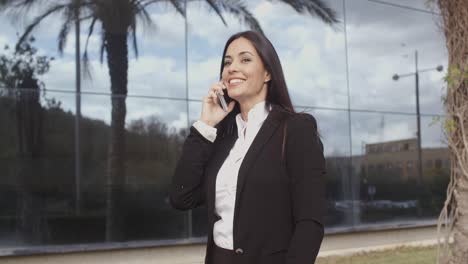 Laughing-vivacious-woman-talking-on-a-mobile