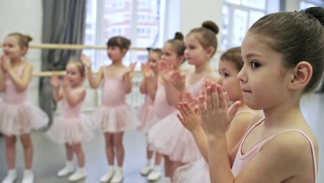 pequeñas bailarinas aplaudiendo