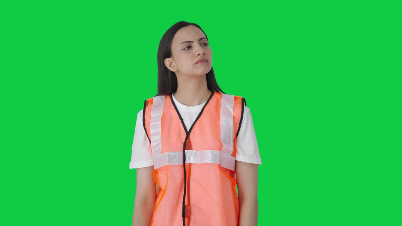 el personal de tierra del aeropuerto indio confundido mirando aquí y allí pantalla verde