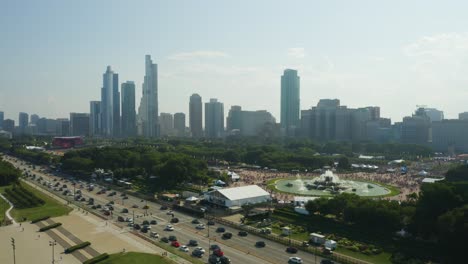 Tiro-De-Grúa-Aérea-Para-Revelar-Multitudes-Durante-Lollapalooza-En-Chicago,-Illinois---Uso-Comercial