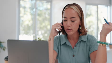 llamada telefónica, enojado y mujer en los negocios