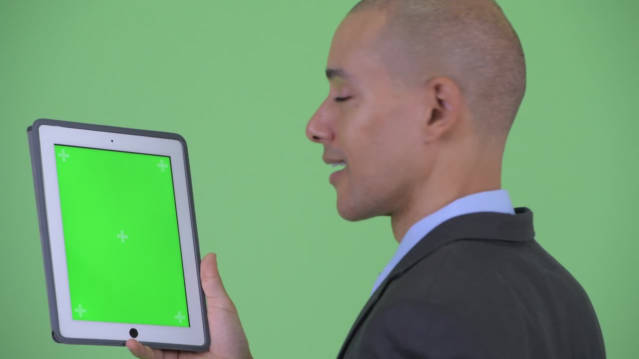 디지털 태블릿을 사용하는 행복한 발머리 다민족 사업가