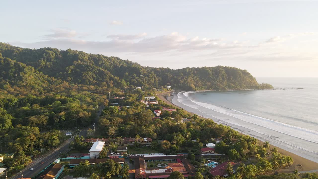コスタリカ太平洋岸にある美しい熱帯の海辺の町、ハコの夕焼け