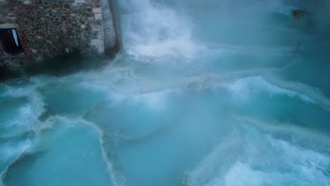 Famoso-Destino-De-Viaje-Saturnia,-Baño-De-Cascada-De-Aguas-Termales-Geotérmicas-En-Toscana-Italia-Cerca-De-Siena-Y-Grosseto