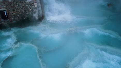 famoso destino de viaje saturnia, baño de cascada de aguas termales geotérmicas en toscana italia cerca de siena y grosseto