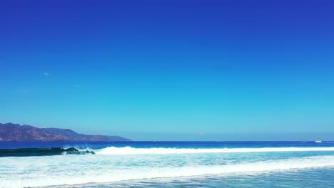 Maravilloso-Paisaje-De-Mar-Azul-Tranquilo-Con-Cielo-Azul-Claro-Arriba,-Isla-De-Bali,-Indonesia---Toma-Aérea