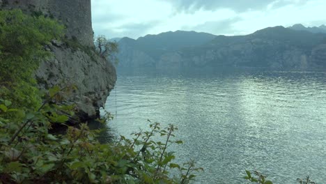 Experimente-La-Belleza-Del-Lago-De-Garda-Desde-Malcesine,-Con-Vistas-A-Las-Montañas,-Aguas-Ondulantes-Y-Un-Cielo-Pintoresco