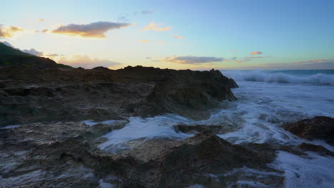 Disparo-Bajo-De-Olas-Rompiendo-Contra-Las-Rocas-En-Mokuleia-Rock-Beach-Durante-La-Puesta-De-Sol--Oahu-Hawaii