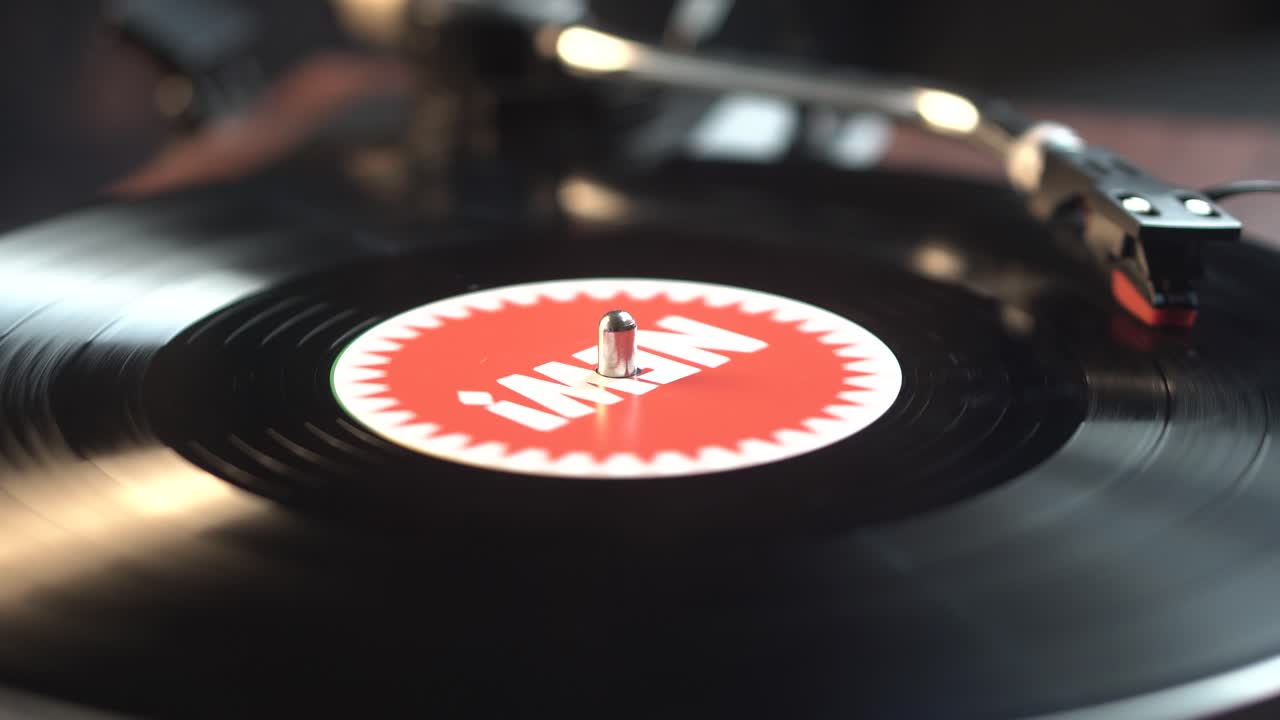 Nuova compilation musicale su disco in vinile degli anni '80, in rotazione e riproduzione, primo piano.
