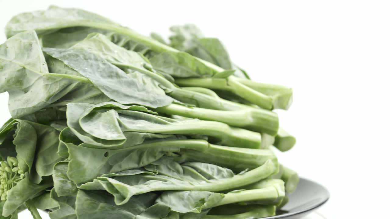 kale hojas verdes frescas girando girando y macro de cerca en el fondo blanco