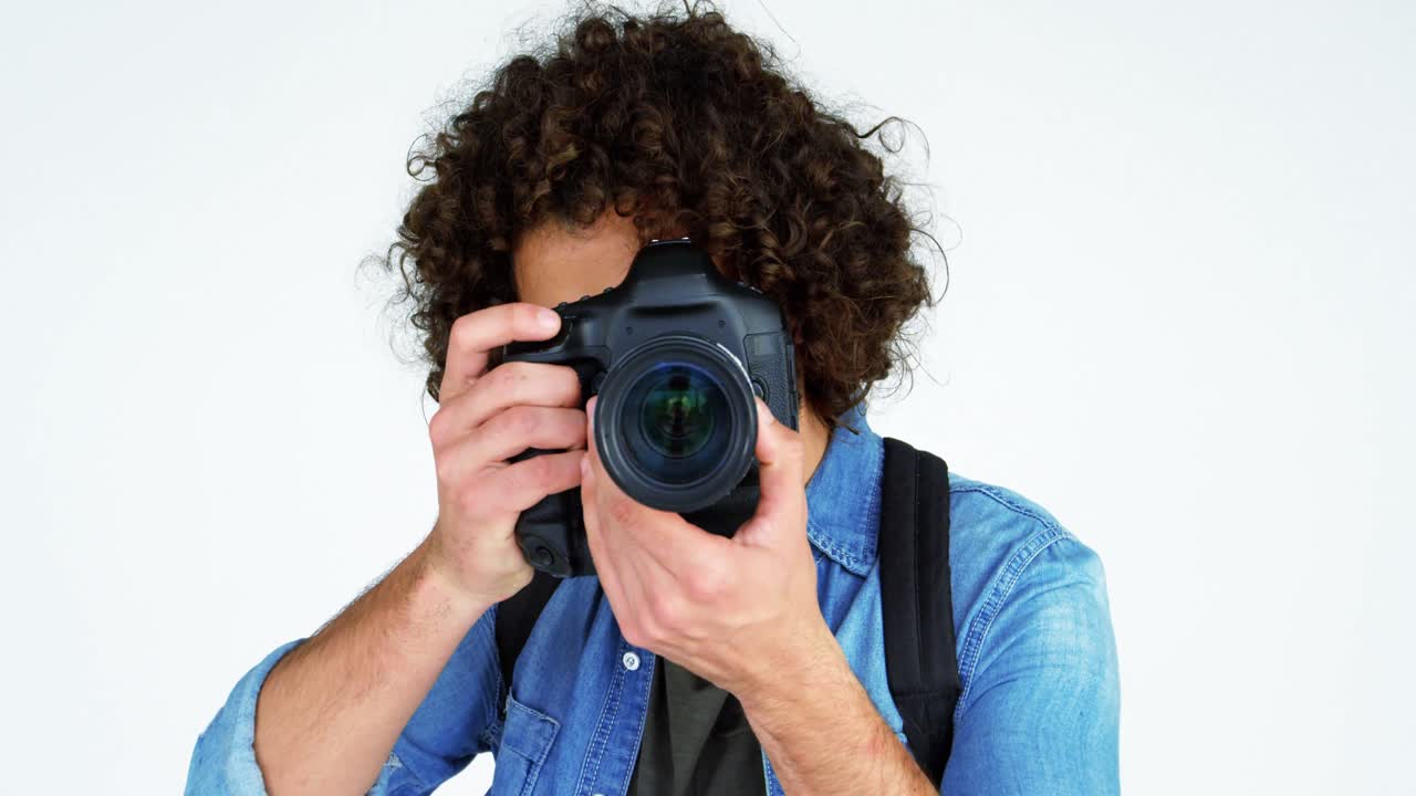 Fotograf tager billede med professionelt digitalkamera