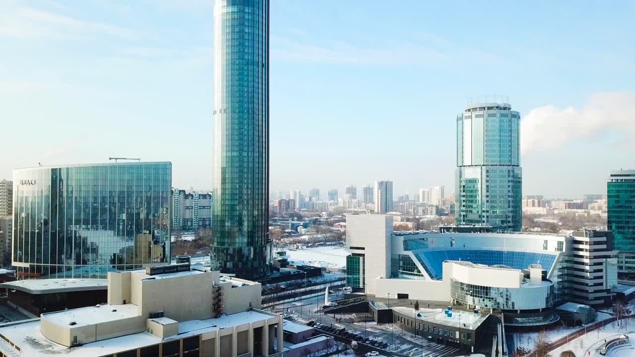 현대적인 마천루가 있는 겨울 도시 풍경