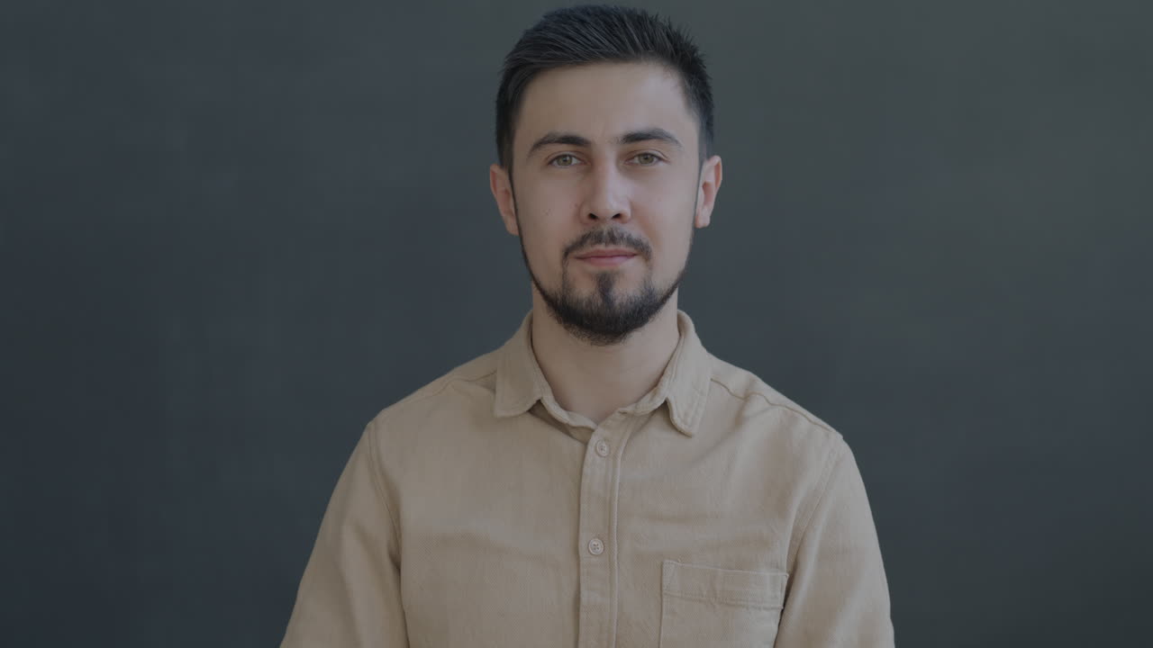 Hombre dando pulgares arriba