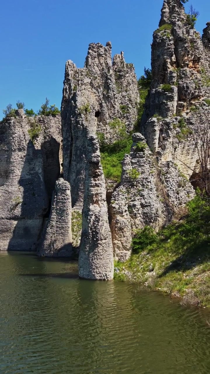 Kırsal Bir Bölgede Açık Gökyüzü Altında Kaya Oluşumları ve Su