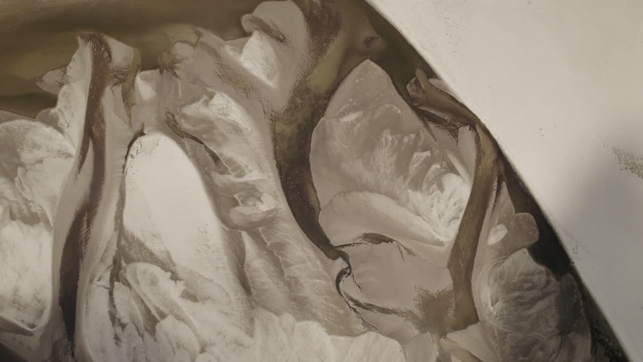 toma aérea de arriba hacia abajo del río seco debido a la sequía causada por el calentamiento global - descenso con rotación