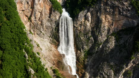 paredes verticales de roca con cascada de boka en el centro