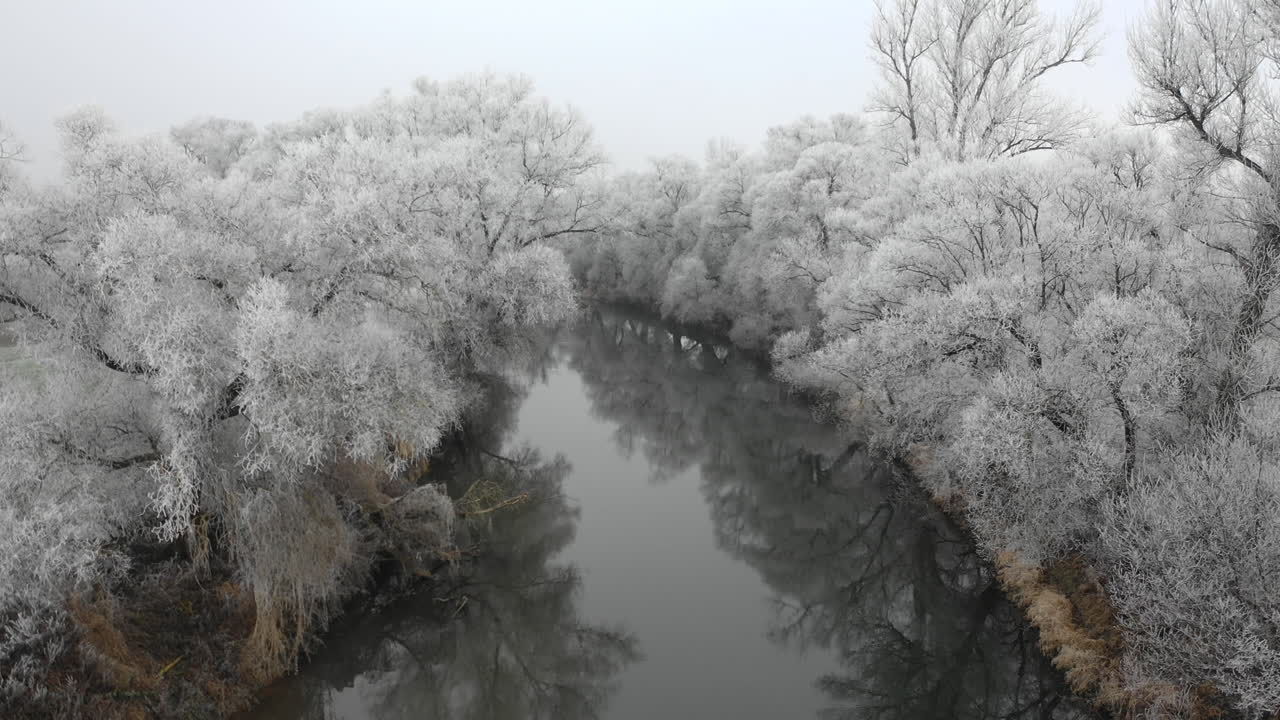 Fiume invernale in Ungheria ripreso con drone.