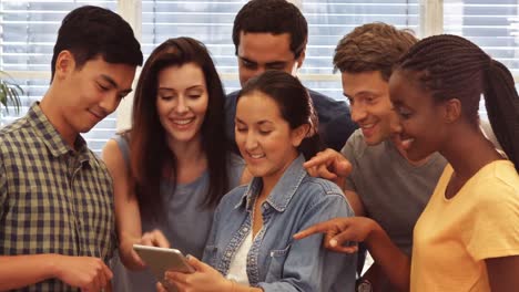 grupo de ejecutivos de negocios discutiendo sobre una tableta digital