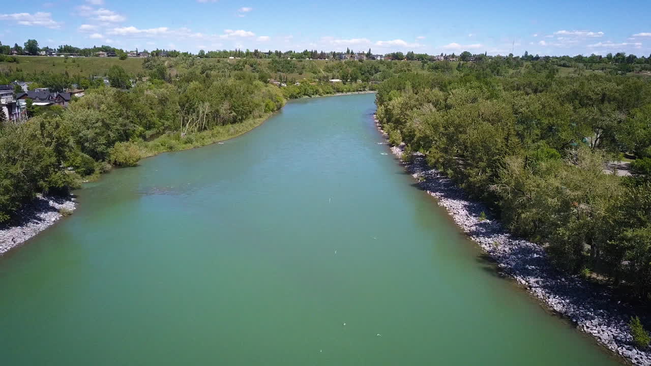 drone volando sobre un hermoso río en un día soleado en la ciudad
